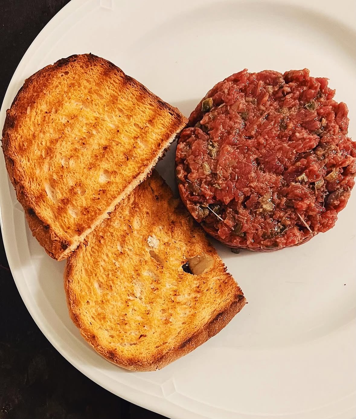Battuta di filetto di manzo servita con crostini