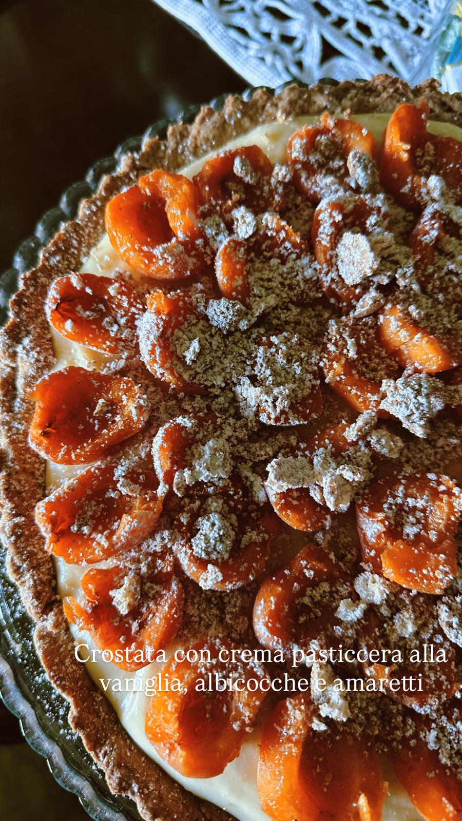 Crostata con crema pasticcera alla vaniglia, albicocche e amaretti