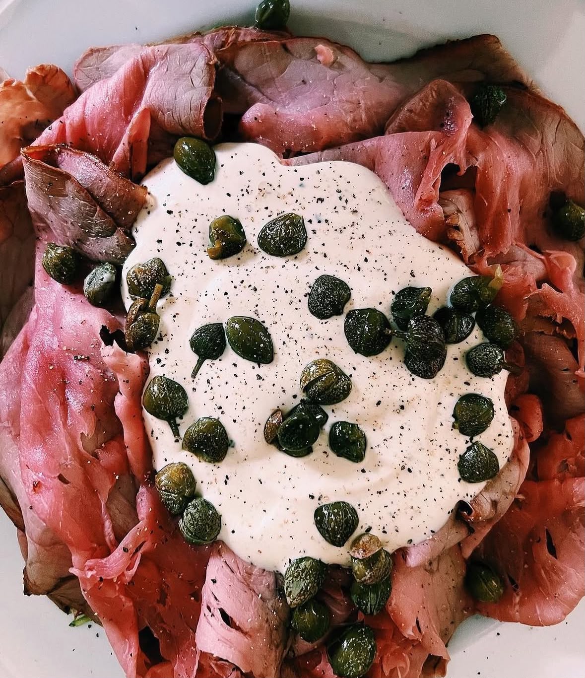 Roast beef all'inglese con salsa tonnata e capperi