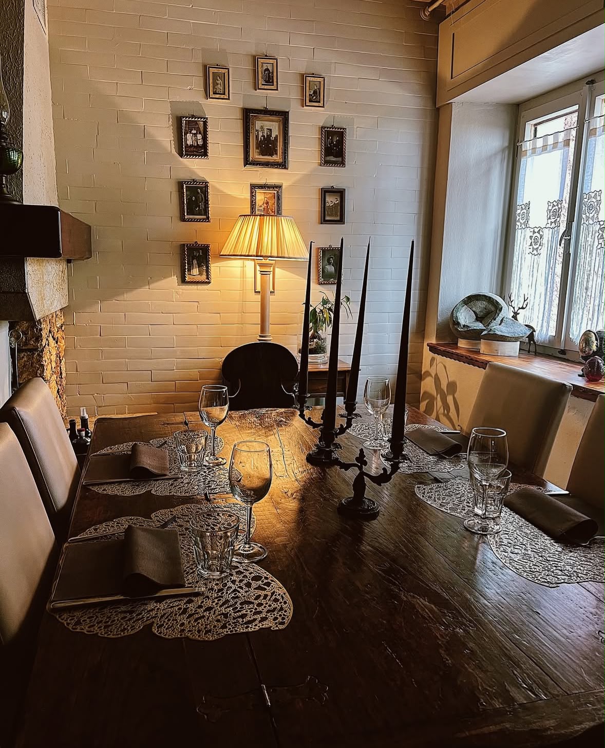 Sala interna della trattoria, atmosfera calda e familiare